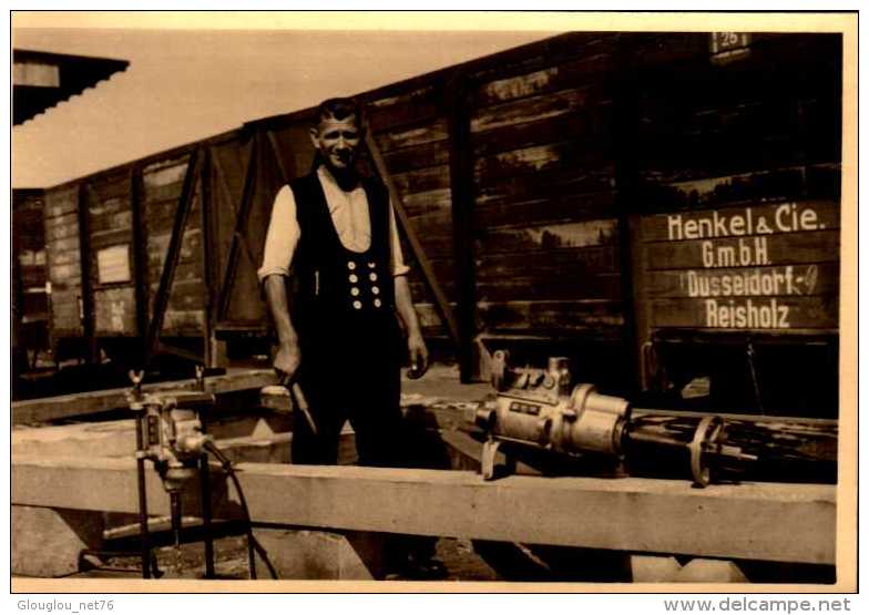 PHOTO AMATEUR 10/7 CM   HOMME DEVANT UN TRAIN      DOS VIERGE        ...QUI RECONNAITRA?. - Trains