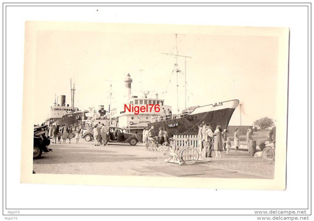 Photo Originale -   Ecluses De Ouistreham - Bateaux à Quai " Liévin" Et  "Tselfat" -  Le Phare - Schiffe