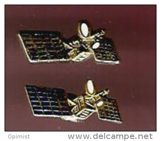 37540-lot De 2 Pin's .Satellite.Nasa..espace.. Fusee.l'un Est Signé Decat Paris. - Raumfahrt