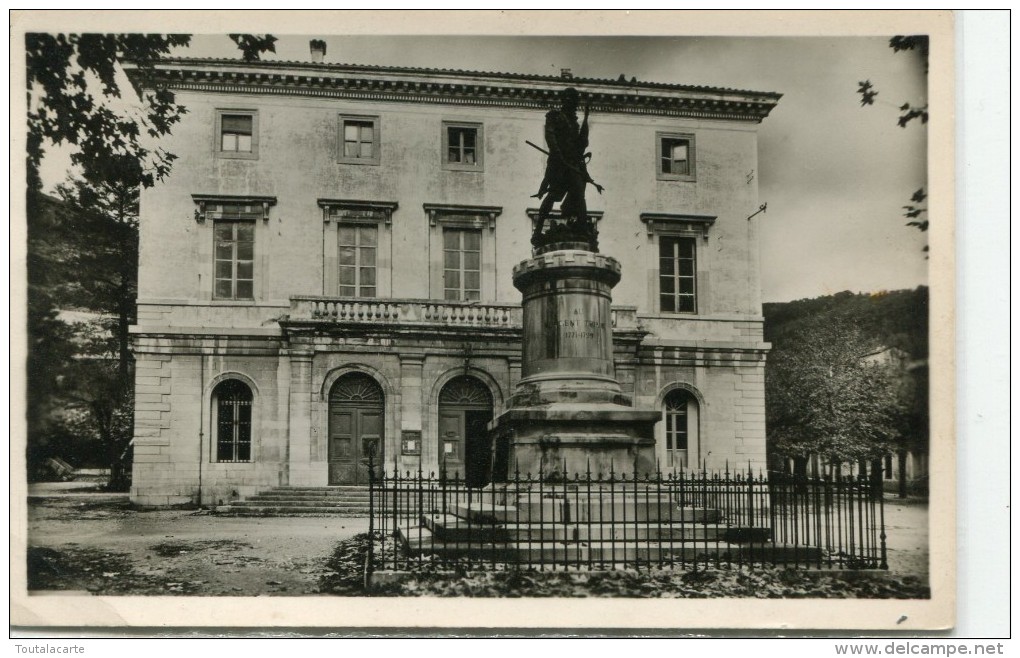 CPSM 30 LE VIGAN L HOTEL DE VILLE ET LA STATUE DU SERGENT TRIAIRE 1948 - Le Vigan