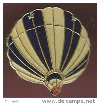 37576-Pin's.montgolfière .Ballon.Aviation Aérostat.. - Airships
