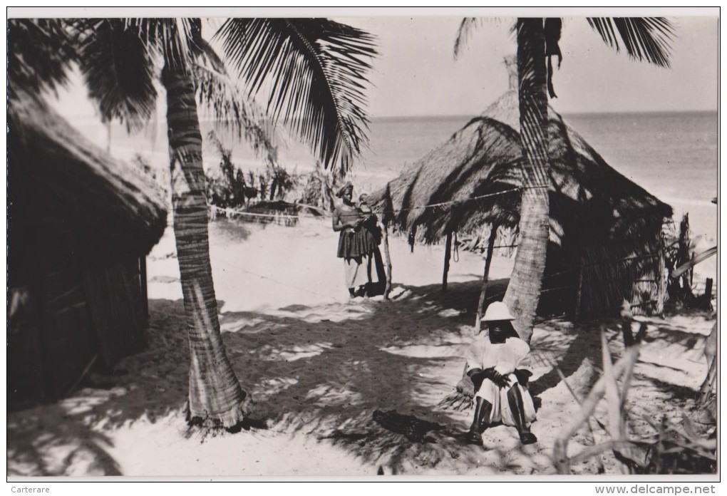 Sénégal,village De Pécheur,habitant Faisant La Sièste,avec Chapeau,maison De Fortune,rare,afrique - Senegal