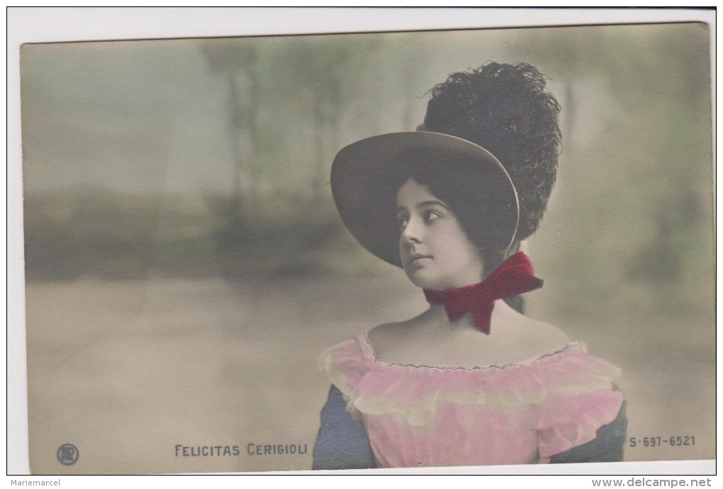 FELICITAS CERIGIOLI - ACTRICE DE THEATRE EN ROBE ROSE ET CHAPEAU A PLUME - état Voir Descriptif - Théâtre