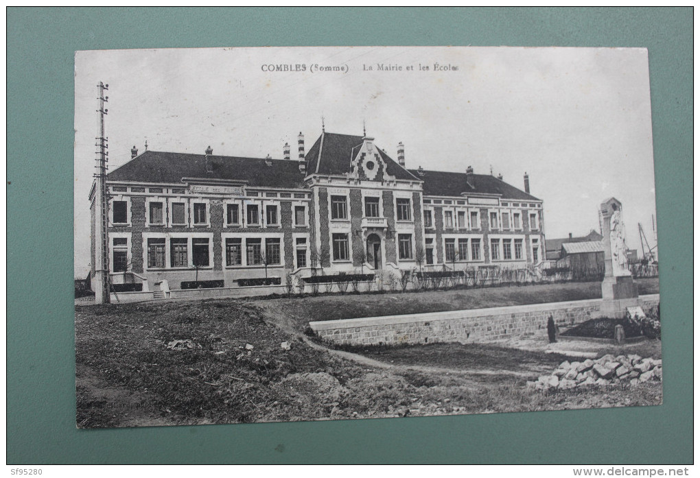 COMBLES LA MAIRIE ET LES ECOLES - Combles