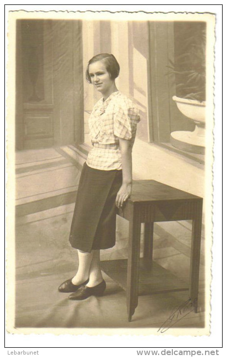 Carte  Photo Ancienne    "femme Assise Sur Une Table" - Fotografía