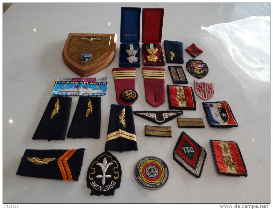 Lots De Medailles Insignes  Broches Decorations Grades  Etc +DE 170 PIECES  LE TOUS DANS UNE CAISSE BOIS MILITAIRE - Autres & Non Classés