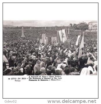 PTGLTP1259C-LFTD4673TEVMA .TARJETA POSTAL DE PORTUGAL.Fieles En La Explanada  Santuario DeVirgen De FATIMA..COVA DE IRIA - Manifestaciones