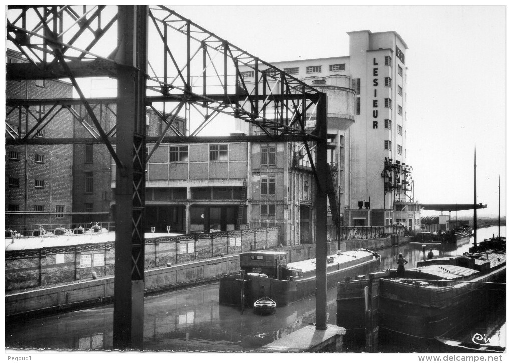 CARTE POSTALE MODERNE. NORD. CAPPELLE - LA - GRANDE. USINE LESIEUR. CANAL. PENICHES. 1950. - Cappelle La Grande