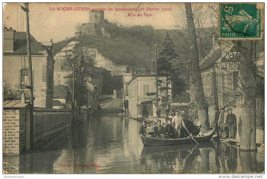 95   LA  ROCHE GUYON Pendant Les Inondations 1er Février 1910  Rue Du Pont - La Roche Guyon