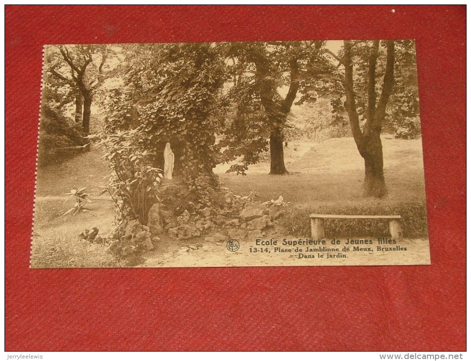 BRUXELLES - Ecole Supérieure De Jeunes Filles, Place Jeanblinne De Meux - Dans Le Jardin - Enseignement, Ecoles Et Universités