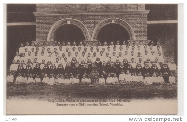 RELIGIEUSES BIRMANES  ET PENSIONT DE JEUNES FILLES  A MANDALY - Myanmar (Burma)