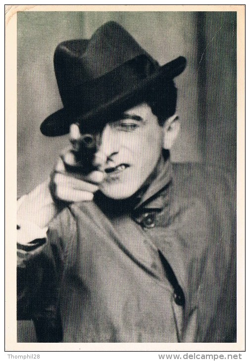 JEAN COCTEAU, PARIS 1926, Photography By BERENICE ABBOTT - Cocteau Jouant Les "durs", Chapeau Mou Et Revolver  - 2 Scans - Ecrivains