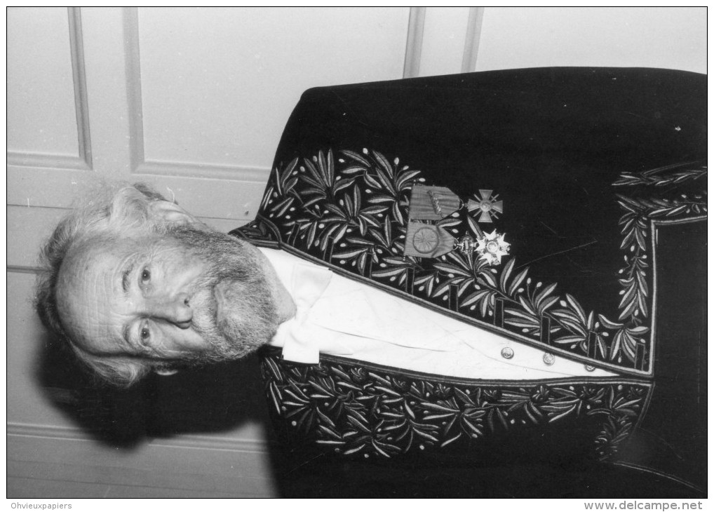 Photo Originale De Presse - ACADEMICIEN  - Jacques De  BOURBON-BUSSET DANS SON COSTUNE TOUT NEUF  En 1982 - Célébrités