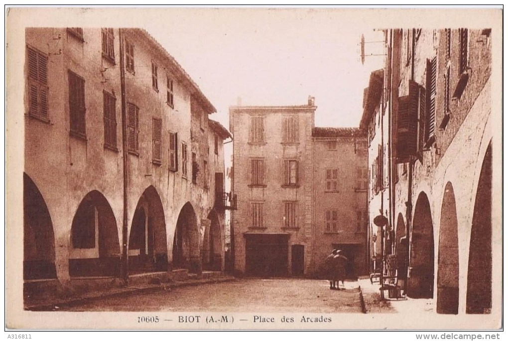 Cpa BIOT Place Des Arcades - Biot