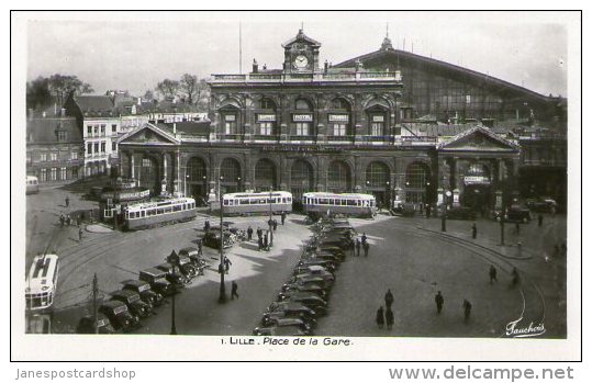 LILLE - BELGIUM - PLACE DE LA GARE - REAL PHOTOGRAPHIC POSTCARD - UNUSED - TRAMS - TRANSPORT - Lille