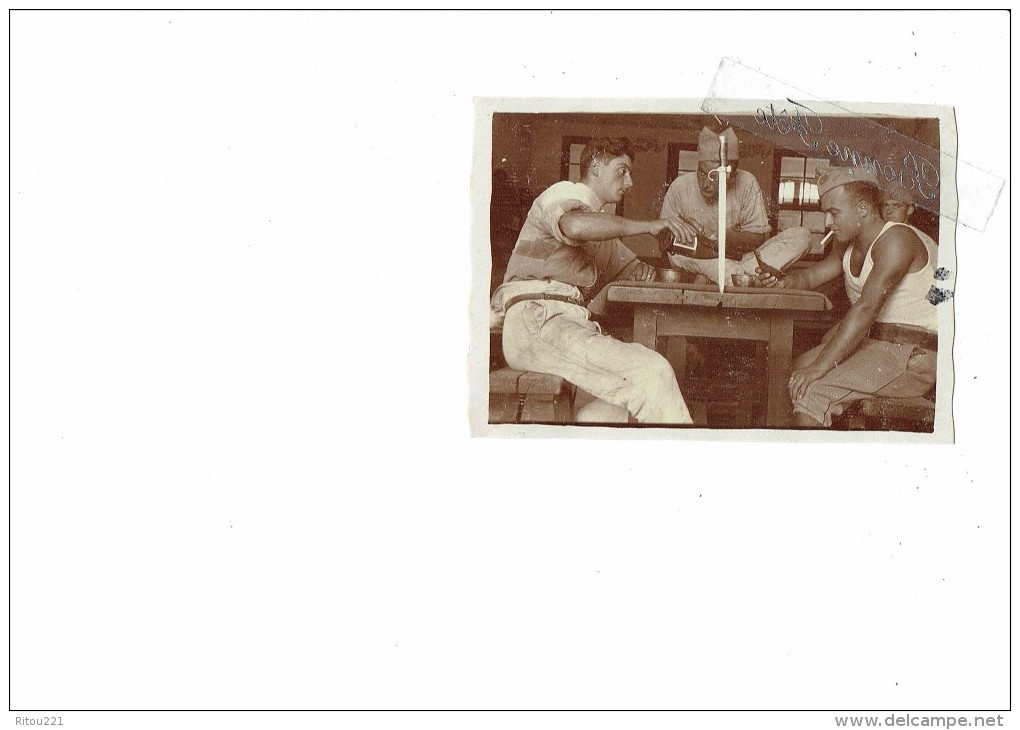 Photographie Militaria - Groupe Homme Soldats Militaires Cartes à Jouer Arme Blanche Dague BAÏONNETTE  52 CHAUMONT 1934 - Guerra, Militari