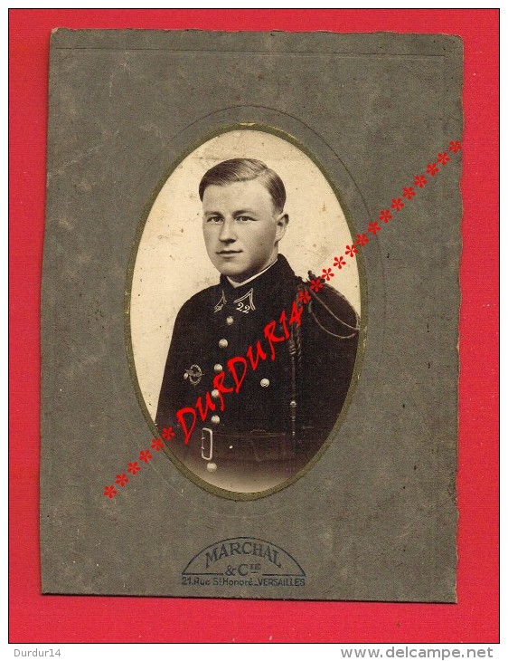 Photo Sur Carton De MARCHAL & Cie Photographe 2 Rue St-Honoré VERSAILLES...Militaire.. . Porte Le N°22... - Guerre, Militaire