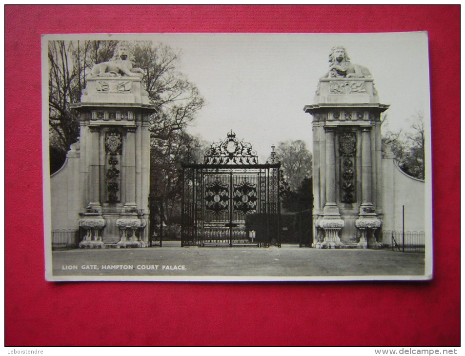 CPSM PHOTO GLACEE  ANGLETERRE    LION GATE  HAMPTON  COURT PALACE    VOYAGEE 1956   TIMBRE - Middlesex
