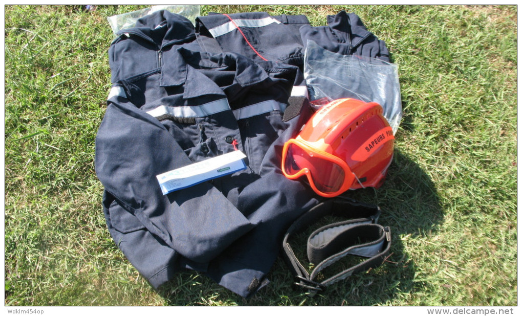 Lot équipement POMPIERS..pantalon,veste, chemises f1,ceinture,casque..