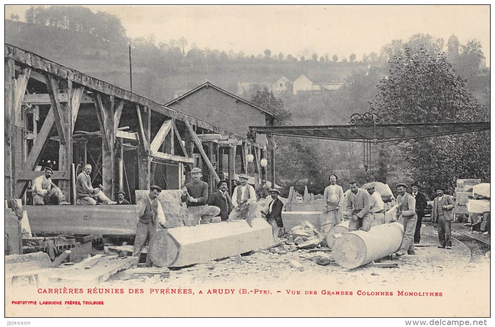 PYRENEES ATLANTIQUES  64  ARUDY  CARRIERES REUNIES DES PYRENEES  VUE DES GRANDES COLONNES MONOLITHES - Arudy