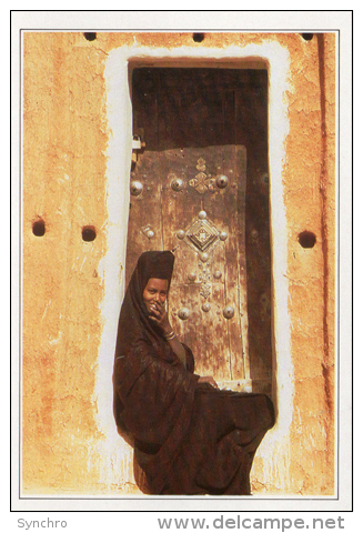 Mauritanienne Assise Sur Le Pas De Sa Porte A Oualata - Mauritanië