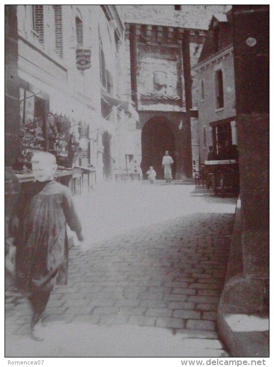Le MONT-SAINT-MICHEL (Manche) - Lot De 2 Photos Anciennes - Scènes De Vie - Boutiques - Vers 1900 - RARETE ! - Places