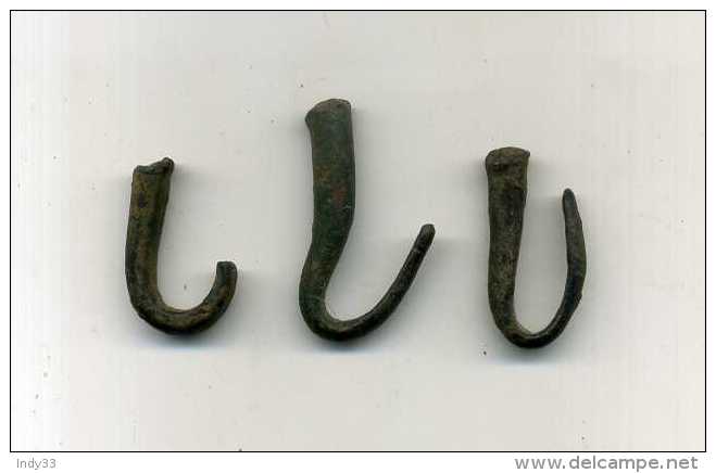 - LOT DE 3 CROCHETS  EN BRONZE . - Archaeology