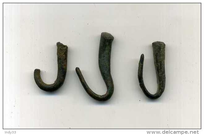 - LOT DE 3 CROCHETS  EN BRONZE . - Archaeology