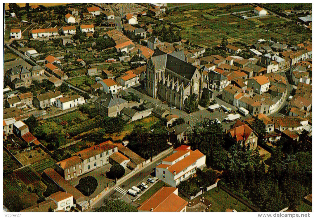 CPM BOUSSAY   Le Centre Du Boug Jour De Marché ,et Ses Environs Vu Du Ciel - Boussay