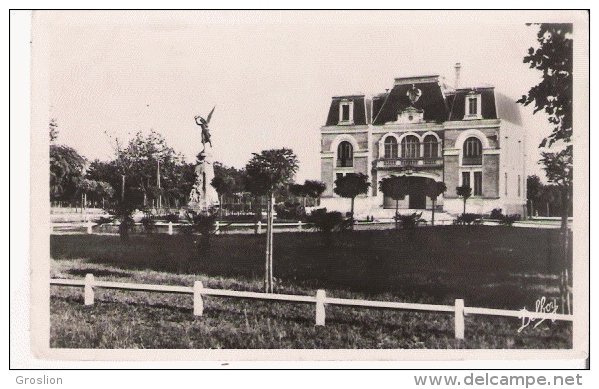 GUJAN MESTRAS (GIRONDE) 66 MAIRIE ET MONUMENT AUX MORTS - Gujan-Mestras