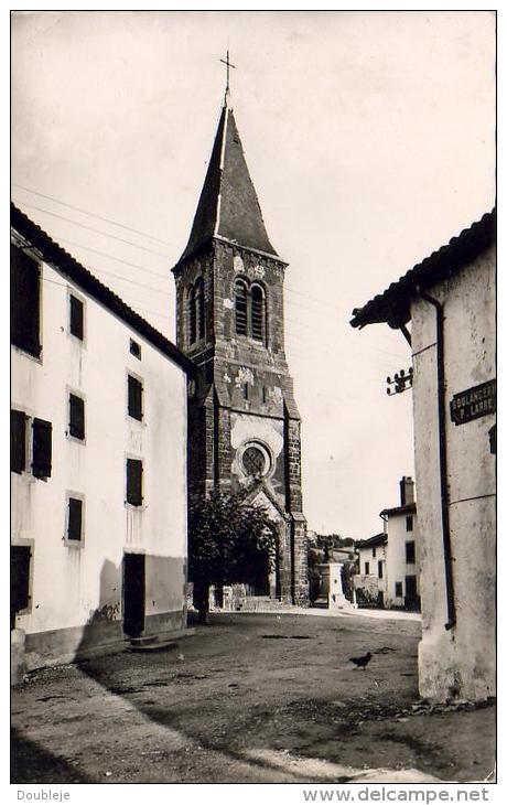 D64  BRISCOUS  L' Eglise Et Le Monument Aux Morts  ..... - Autres & Non Classés