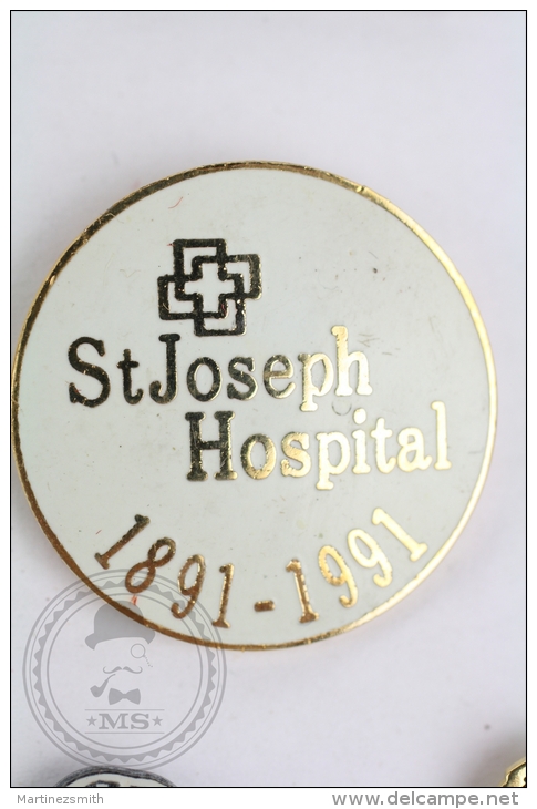 St. Joseph Hospital, 1891 - 1991 Pin Badge #PLS - Medios De Comunicación