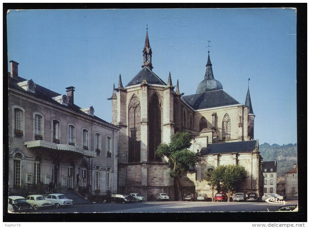 CPM 88 REMIREMONT Eglise Abbatiale Saint Pierre Et L'Hôtel De Ville - Remiremont