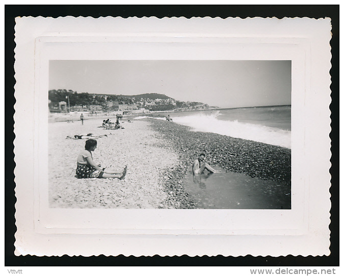 Photo Originale (Juin 1954) : Famille Sur La Plage, Région Normande, Mer, Galets. Lieu à Déchiffrer Au Dos De La Photo - Lieux