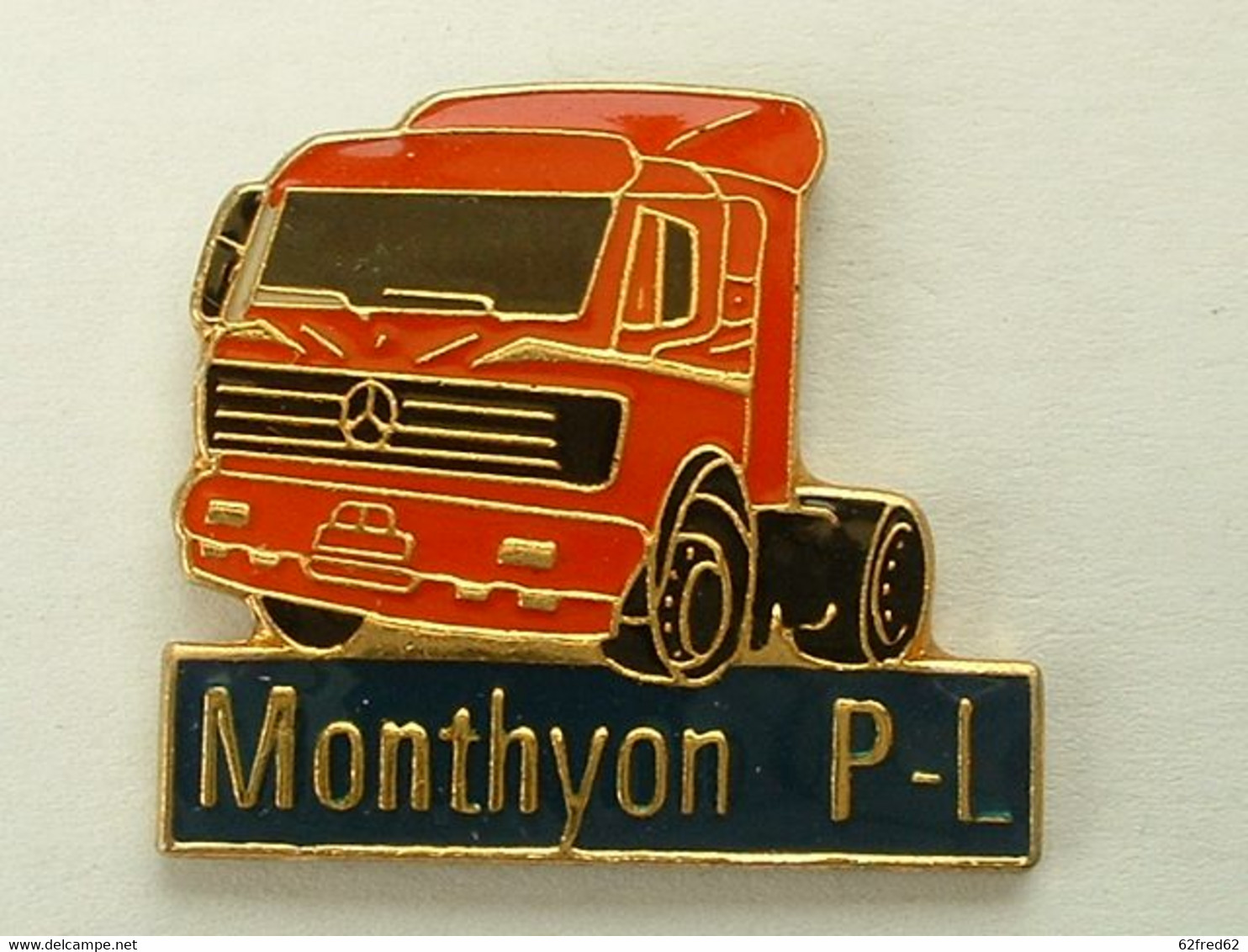 Pin's MERCEDES - MONTHYON P.L - Mercedes