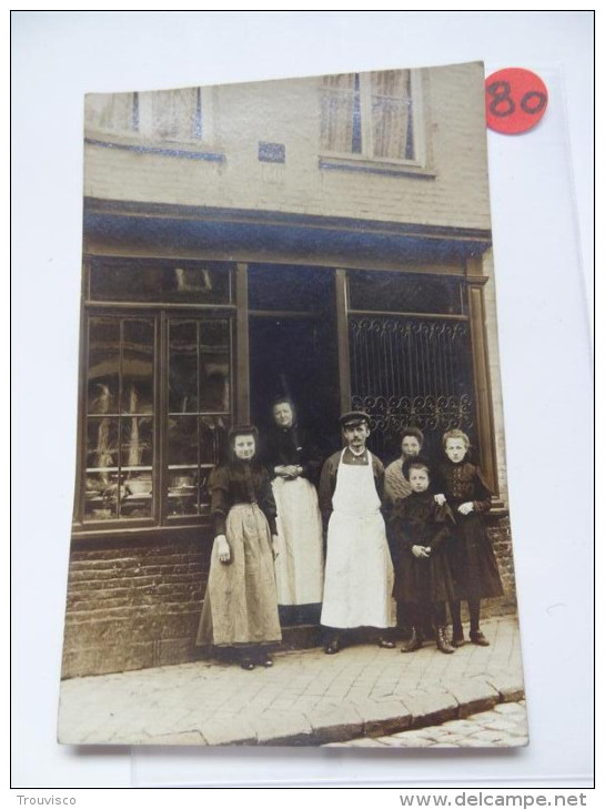 CARTE PHOTO   ANCIENNE . GROUPE DE PERSONNES ET DEVANTURE DE MAGASIN. - Autres & Non Classés