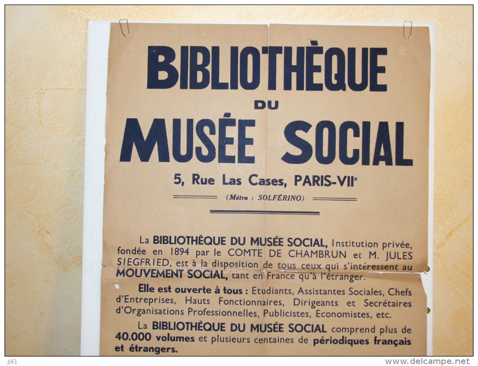 PARIS BIBLIOTHEQUE DU MUSEE SOCIAL ANNEE 1900 AFFICHE AVEC UNE LECTURE PARFAITE LES PLIS SONT A RECOLLER 40X60CM - Affiches