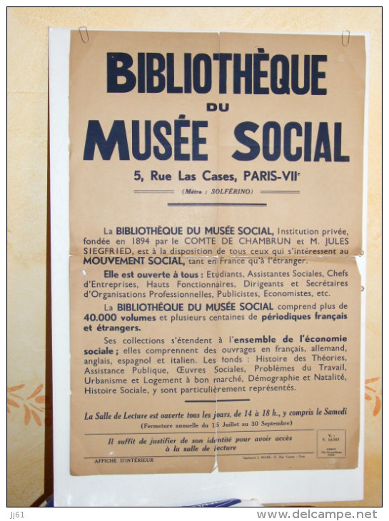 PARIS BIBLIOTHEQUE DU MUSEE SOCIAL ANNEE 1900 AFFICHE AVEC UNE LECTURE PARFAITE LES PLIS SONT A RECOLLER 40X60CM - Affiches