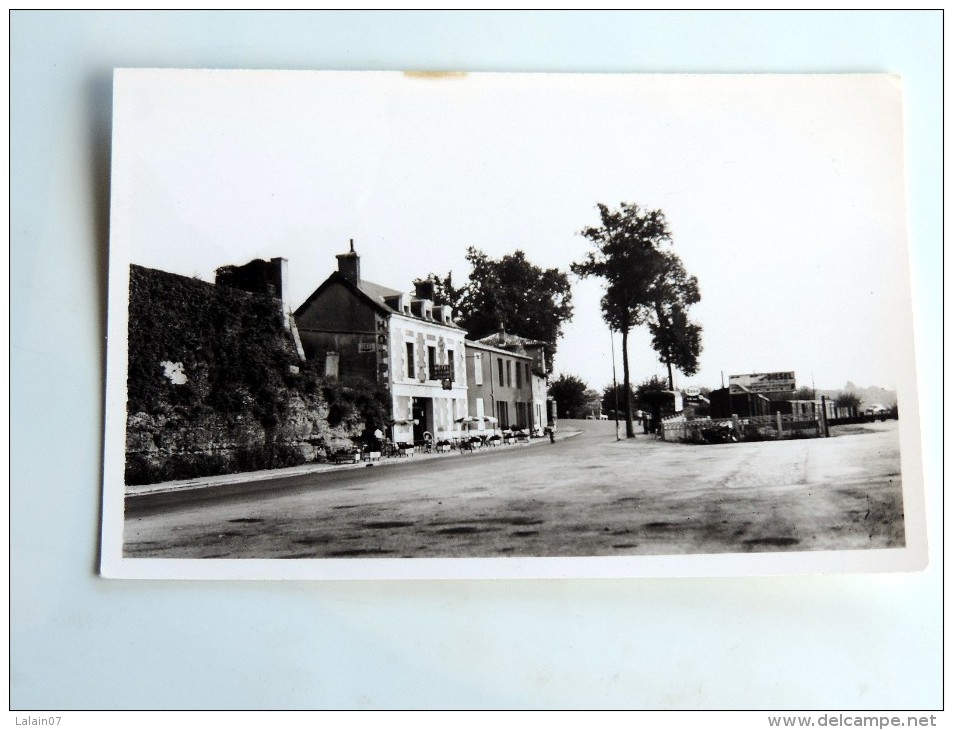 Carte Postale Ancienne : VIVONNE :La Route Nationale 10 , Hotel De La Gare - Vivonne