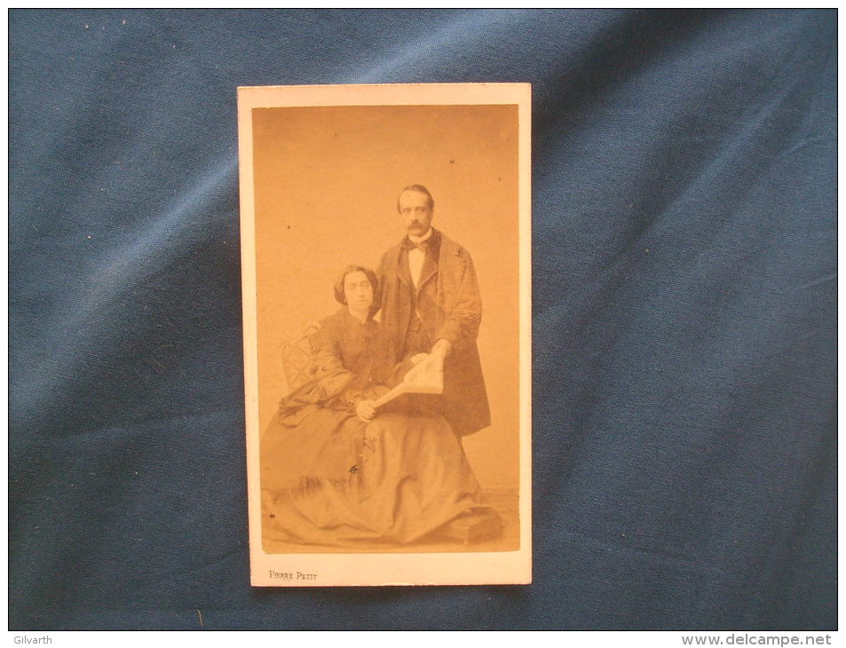 Photo CDV Pierre Petit à Paris 31 Place Cadet - Couple Circa 1865 L168 - Anciennes (Av. 1900)