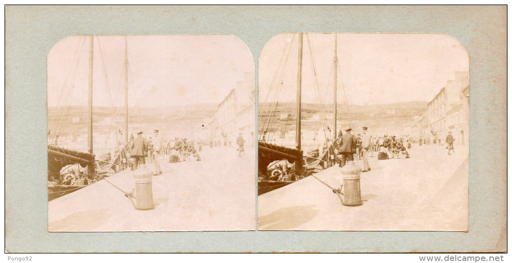 Photo Stéréoscopique, Quai, Femmes Auprès De Paniers, Voiles Fonçées, Plot D'amarrage : Sommet Travaillé (vxp.élast) - Stereoscopic