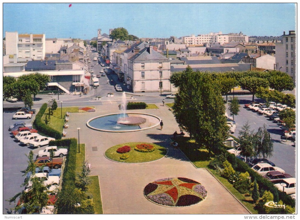 La Roche-sur-Yon.. Animée.. Place De La Vendée.. Voitures - La Roche Sur Yon