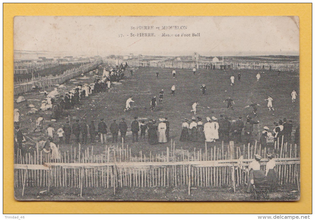 ST PIERRE ET MIQUELON ( MATCH DE FOOT BALL AU STADE DE SAINT PIERRE )  RARE ! ! ! - Saint-Pierre-et-Miquelon