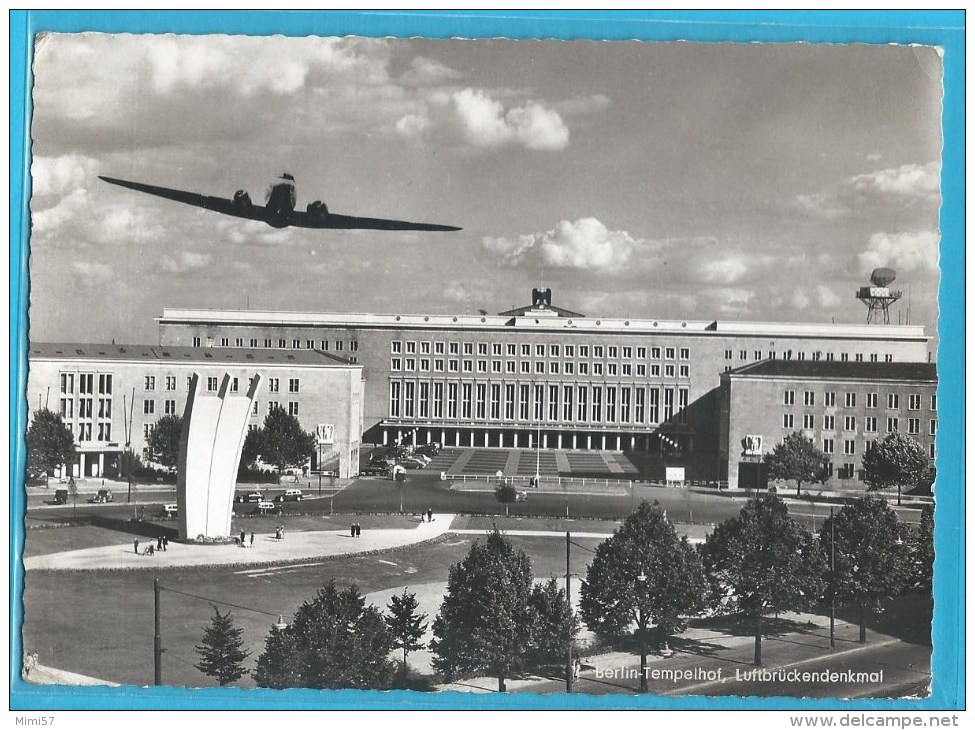 C.P.M.  Berlin - Avion Survollant  Tempelhof - Lufbruckendenkmal - 1960 - Tempelhof