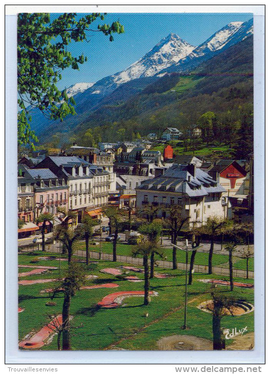 2086. CAUTERETS - LE GOLF ET LA VILLE - Cauterets