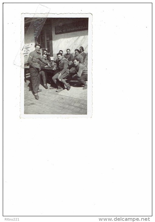 Photographie Militaria - Groupe Homme Soldats Militaires Uniformes Terrasse Café BIERE DE CHAMPIGNEULLES - Guerre, Militaire