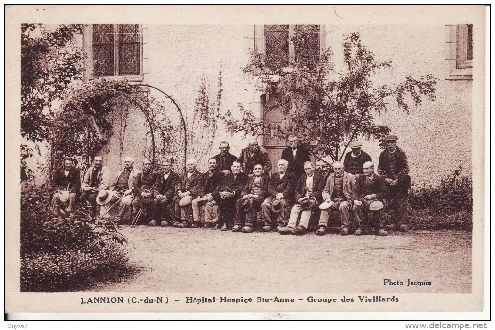 LANNION (Côte D'Armor) Hôpital Hospice Sainte-Anne - Groupe De Vieillards -VOIR 2 SCANS - - Lannion