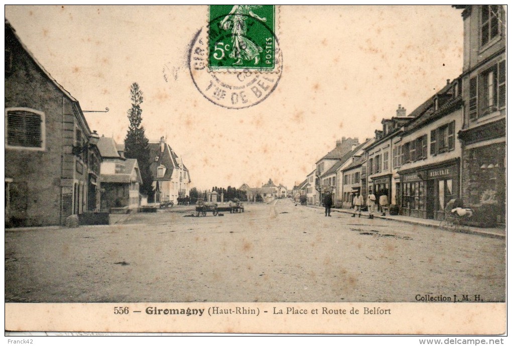 90. Giromagny. La Place Et La Route De Belfort - Giromagny