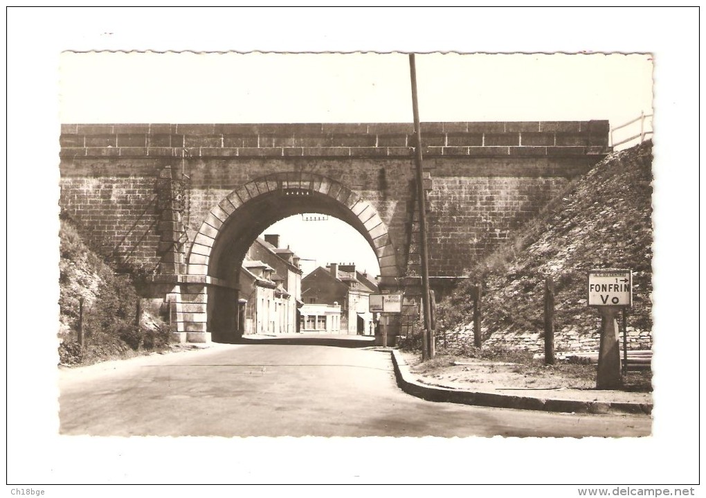 CPA :18 - La Guerche Sur L'Aubois : Entrée De La Ville - Route De Sancoins - Arche - Maisons ...panneau Fonfrin - La Guerche Sur L'Aubois