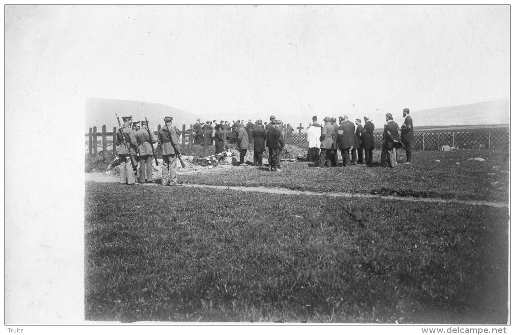 HOLZMINDEN CARTE PHOTO  CAMP DE PRISONNIERS FRANCAIS PENDANT LA GUERRE DE 1914-18  ENTERREMENT RELIGIEUX - Holzminden